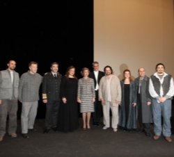 Su Majestad la Reina junto a los directores y artistas que representaron la ópera "Tristán e Isolda", de Wagner
